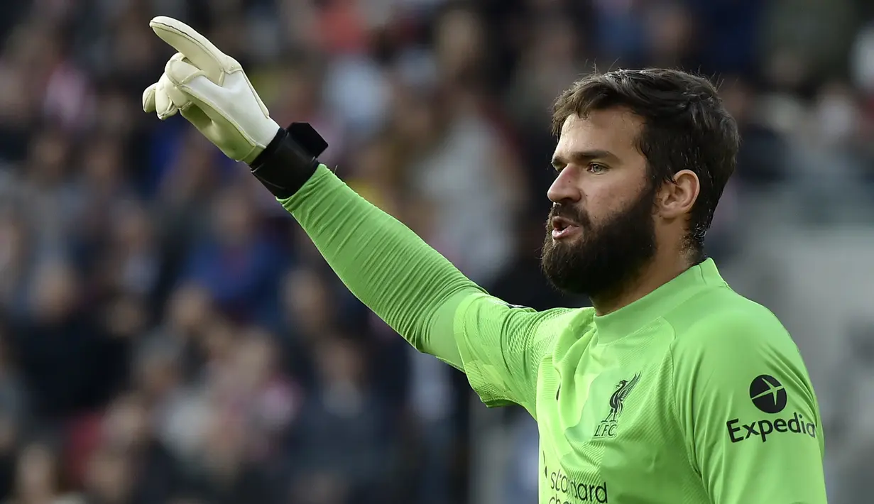 Alisson Becker. Kiper Liverpool asal Brasil berusia 29 tahun yang telah 4 musim berseragam The Reds ini menempati posisi teratas dengan torehan 18 kali clean sheet dari total 34 laga. Rinciannya, 14 kali di Liga Inggris, 3 kali di Liga Champions dan 1 kali di Piala Liga. (AP/Rui Vieira)