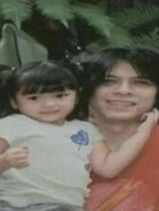 Sedari dulu Alleia Anata Irham kecil kompak bersama sang ayah. Ariel dengan penuh perhatian curahkan kasih sayangnya untuk Alleia. Foto-foto masa lawasnya ini menjadi bukti harmonisnya Ariel dan Alleia. (Liputan6.com/IG/alleialovers)