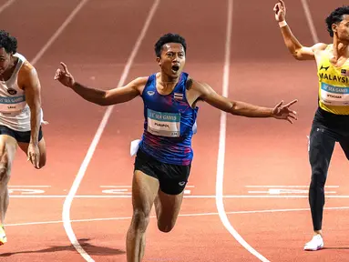 Atlet Indonesia, Lalu Muhammad Zohri (kiri) saat melewati garis finis dalam final lari 100 meter putra SEA Games ke-33 di Suphachalasai National Stadium, Bangkok, pada Kamis 11 Desember 2025. Sprinter kebanggaan Indonesia Lalu Muhammad Zohri harus puas dengan meraih medali perak cabang olahraga atletik nomor 100 meter putra SEA Games 2025. (Chanakarn LAOSARAKHAM/AFP)