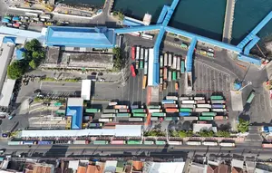 Hampir Sebulan, Antrean Kendaraan di Ketapang Capai 5 Km