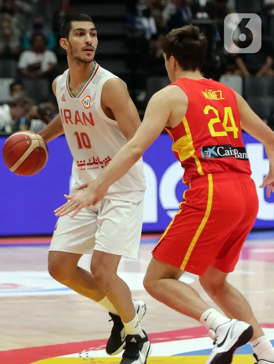 Pemain timnas basket Iran, Piter Girgoorian (kiri) berhadapan dengan pemain Spanyol, Juan Nunez pada penyisihan Grup G FIBA World Cup 2023 di Indonesia Arena, Gelora Bung Karno, Jakarta, Rabu (30/8/2023). (Liputan6.com/Helmi Fithriansyah)