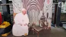 Foto Paus Fransiskus terlihat jelang perayaan Natal di Gereja Katedral Jakarta, Selasa (20/12/2022). Sepekan jelang perayaan Natal gereja Katedral bersiap menghias gereja dengan pernak-pernik  Natal. (Liputan6.com/Johan Tallo)