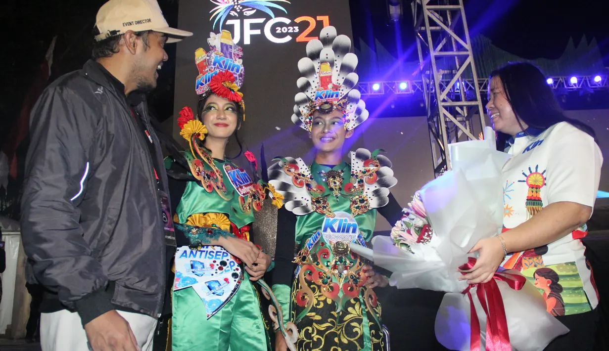 Busana SoKlin pada Jember Fashion Carnaval kali ini mengangkat tema Nusantara yang terinspirasi dari kekayaan alam dan budaya Indonesia, terutama kain-kain Indonesia. [Credit: SoKlin]