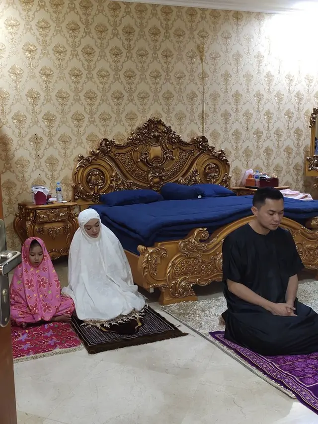 5 Momen Kebersamaan Zaskia Gotik dan Putri Sambungnya, Penuh Perhatian