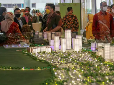 Pengunjung melihat pameran Mega Proyek Kota Mandiri dan Satelit Baru Kota Podomoro Tenjo di Atrium Central Park Jakarta (18/8/2020). Kota Podomoro Tenjo diharapkan menjadi katalisator perekonomian Indonesia sekaligus menginspirasi pelaku usaha properti. (Liputan6.com)