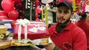 Pembuat kue menunjukkan sebuah kue pada momen Hari Valentine di Damaskus, Suriah, Rabu (12/2/2020). (Xinhua/Ammar Safarjalani)