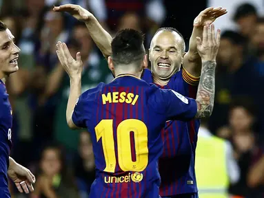 Para pemain Barcelona merayakan gol yang dicetak Andres Iniesta ke gawang Malaga pada laga La Liga di Stadion Camp Nou, Barcelona, Sabtu (21/10/2017). Barcelona menang 2-0 atas Malaga. (AP/Manu Fernandez)