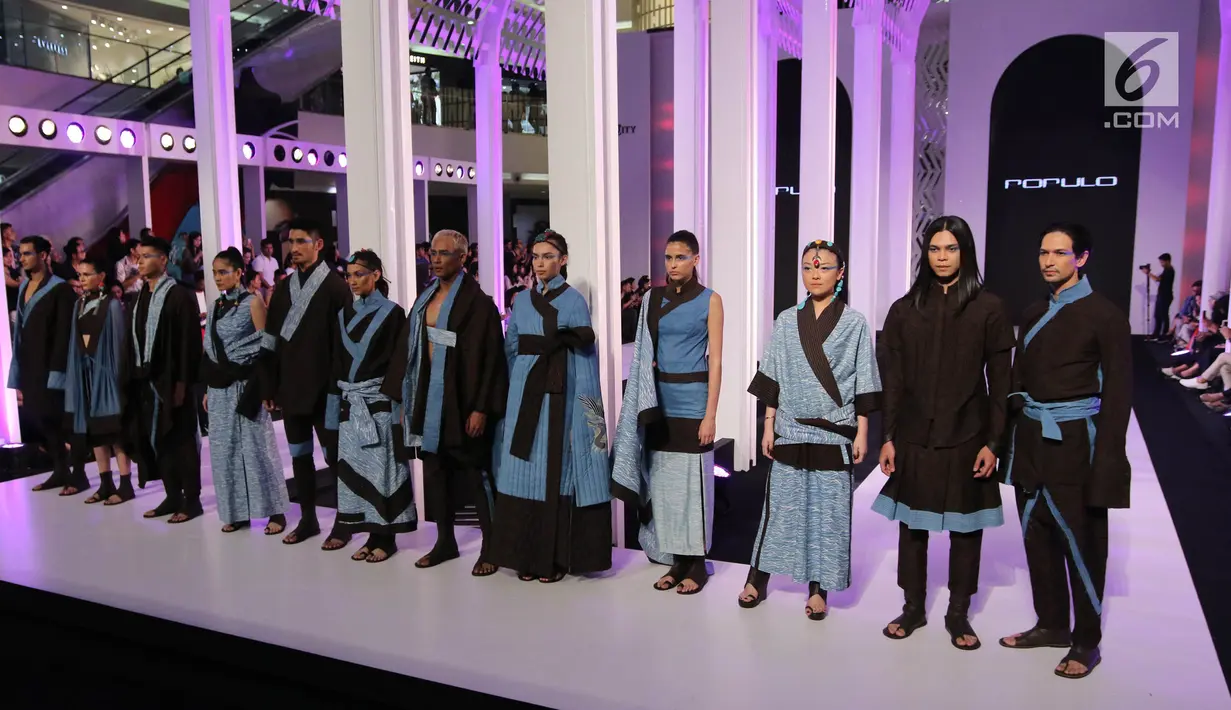 Model mengenakan busana karya Wastu by Auguste Soesastro dan Populo Batik dalam acara Fashion Nation 12th Edition di Jakarta, Jumat (13/4). Wastu by Auguste Soesastro menampilkan 18 busana, dan Populo Batik 20 busana.(Liputan6.com/Arya Manggala)