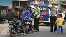Polisi menertibkan suporter yang menuju Stadion Si Jalak Harupat, Bandung, Minggu (9/6/2015). Kedatangan suporter untuk menyaksikan laga Persib melawan Persebaya Utd di lanjutan Grup A Piala Presiden 2015. (Liputan6.com/Helmi Fithriansyah) 