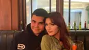 Saat ini, Queen ternyata sudah menjalin kasih dengan seorang laki-laki di Amerika. Ia pun tak ragu menunjukkan kemesraannya di depan publik. (instagram.com/queennara_h)