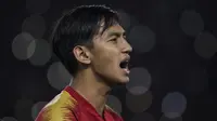 Striker Timnas Indonesia, Hanis Saghara, saat menyanyikan laga Indonesia Raya sebelum melawan Jepang pada laga Piala AFC U-19 di SUGBK, Jakarta, Minggu (28/10). Indonesia 0-2 dari Jepang. (Bola.com/Vitalis Yogi Trisna)