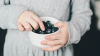 Blueberry dapat membantu mengoptimalkan fungsi kerja otak. (Foto: Unsplash/Libby Penner)