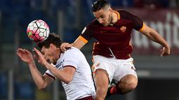 Pemain AS Roma, Kostas Manolas (kanan), duel dengan pemain Torino, Andrea Belotti, pada pertandingan Serie A di Stadion Olimpico, Roma, Kamis (21/4/2016) dini hari WIB. (AFP/Gabriel Bouys)