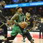 Pemain Boston Celtics, Isaiah Thomas (tengah) mencoba melewati hadangan pemain  Cleveland Cavaliers pada laga NBA di Quicken Loans Arena, (29/12/2016). (Reuters/Ken Blaze-USA TODAY Sports)