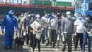 Sejumlah WNI ABK MV Eurodam saat tiba di Pelabuhan JITC 2, Tanjung Priok, Jakarta, Rabu (17/6/2020). Evakuasi  870 WBI ABK MV Eurodam dibagi menjadi dua tahap gelombang pertama hari ini Rabu (17/6) sebanyak 440 WNI ABK MV Eurodam hingga Kamis (18/6) sebanyak 430 orang. (merdeka.com/Imam Buhori)