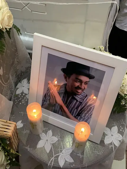 Foto Glenn Fredly dipajang saar persemayaman di GPIB Sumber Kasih, Lebak Bulus, Jakarta, Kamis (9/4/2020). Rencananya jenazah mendiang Glenn Fredly akan dimakamkan di TPU Tanah Kusir. (Foto: Istimewa)