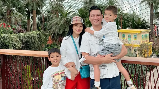 Menginap di Bawah Air, ini 7 Potret Liburan Titi Kamal dan Keluarga ke Singapura