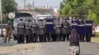 Suster Myanmar, Ann Nu Thawng, menangis dan bersujud demi lindungi pendemo dari polisi. Dok: Twitter @CardinalMaungBo