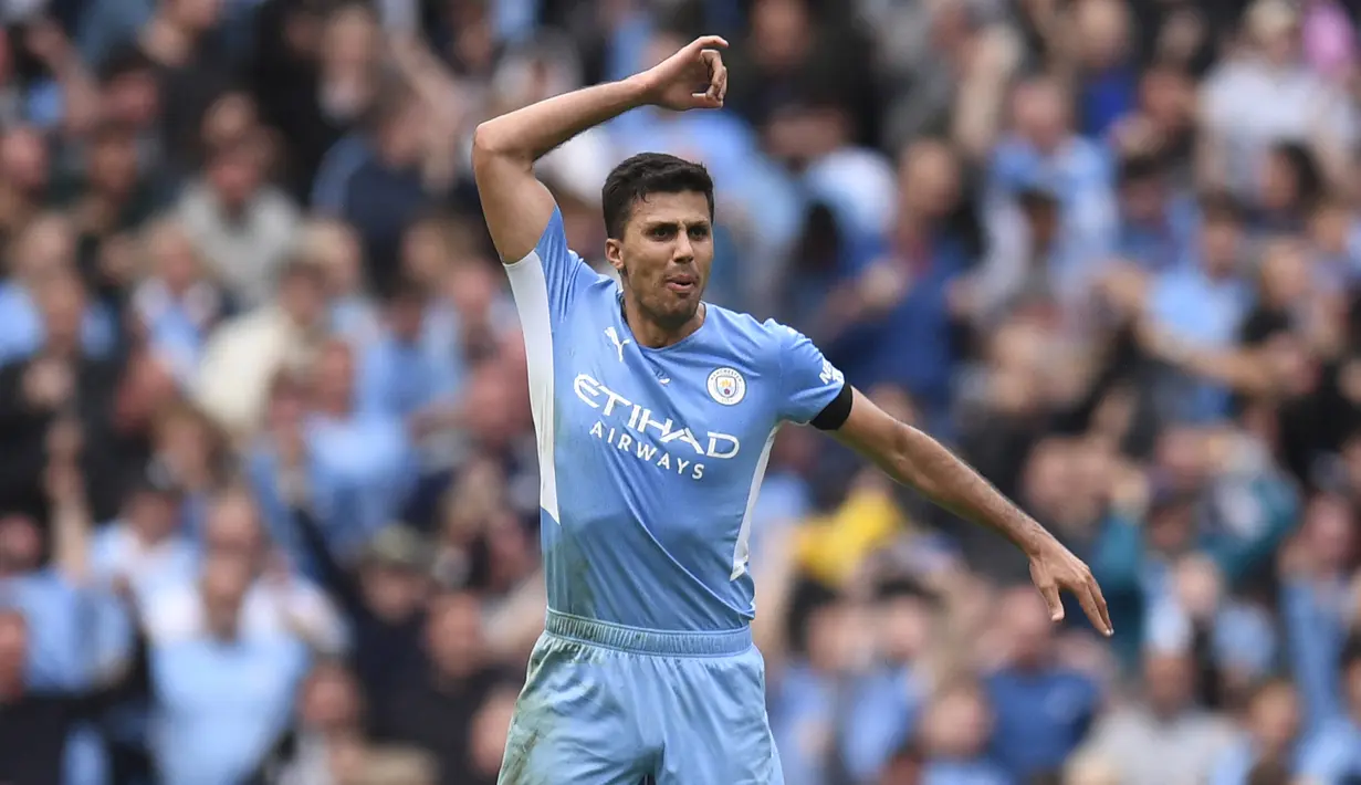 Rodri. Gelandang Spanyol berusia 26 tahun yang masih terikat kontrak dengan Manchester City hingga Juni 2027 ini didatangkan dari Atletico Madrid pada awal musim 2019/2020 dengan nilai transfer 62,7 juta euro atau kini setara Rp953 miliar. Hingga kini ia total telah tampil dalam 153 laga bersama The Citizens di semua ajang dengan torehan 13 gol dan 9 assist. Puas dengan penampilan apiknya, Manchester City baru saja memperpanjang kontraknya hingga Juni 2027 dan akan tetap menjadi pilihan utama meski baru saja kedatangan Kalvin Phillips dari Leeds United. (AFP/Oli Scarff)