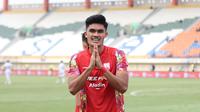 Selebrasi pemain Persis Solo, Ramadhan Sananta setelah mencetak gol pertama timnya ke gawang PSM Makassar pada laga matchday kedua Grup A Piala Presiden 2024 di Stadion Si Jalak Harupat, Soreang, Kabupaten Bandung, Senin (22/7/2024). (Bola.com/Abdul Aziz)