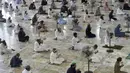 Umat muslim menerapkan jaga jarak aman atau physical distancing saat melaksanakan salat Jumat berjemaah selama Ramadan di Masjid Data Darbar, Lahore, Pakistan, Jumat (1/5/2020). Umat muslim dunia melaksanakan Ramadan tahun ini di tengah pandemi COVID-19. (ARIF ALI/AFP)