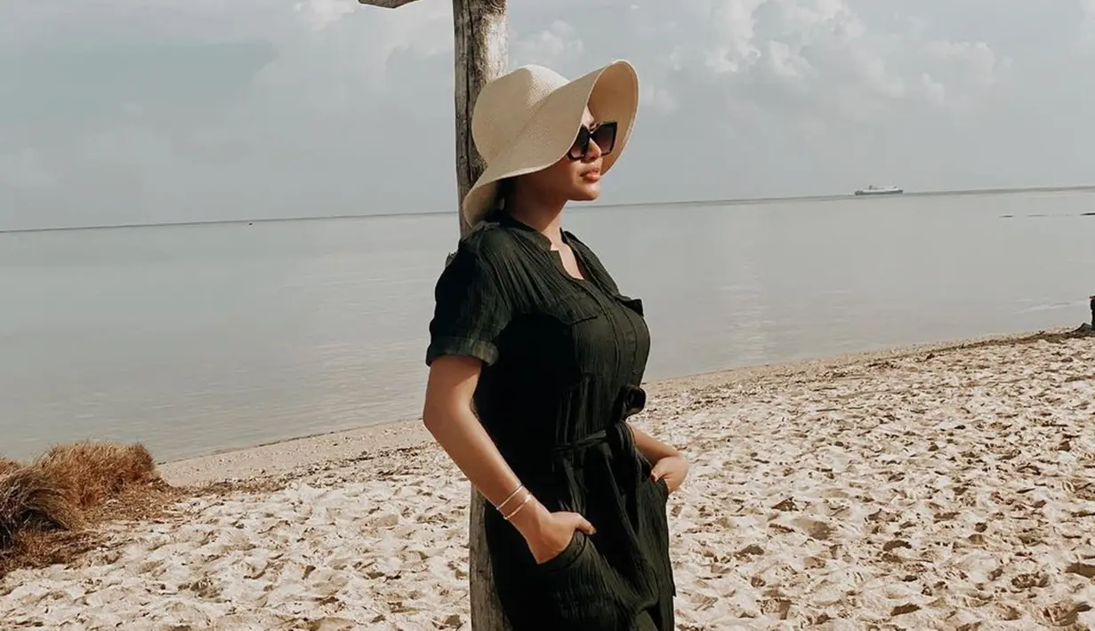 Topi rupanya sudah menjadi salah satu fashion item yang tak boleh dilewatkan oleh kekasih Atta Halilintar ini. Penampilan Aurel Hermansyah dengan topi pantai berwarna krem membuat ia makin terlihat memesona. 
(Liputan6.com/IG/@aurelie.hermansyah)
