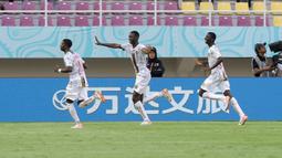 Selebrasi pemain Timnas Mali U-17, Mamadou Doumbia (tengah), setelah mencetak gol ke gawang Uzbekistan U-17 dalam pertandingan babak penyisihan Grup B Piala Dunia U-17 2023 di Stadion Manahan, Solo, Jumat (10/11/2023). (Bola.com/Arief Bagus)