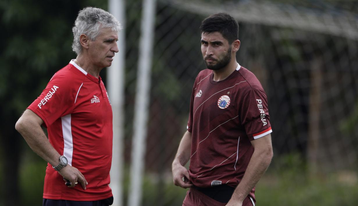 Pelatih Persija Jakarta, Ivan Kolev, berdiskusi dengan Jakhongir Abdumuminov saat latihan di Lapangan Sutasoma, Jakarta, Rabu (16/1). Ini merupakan latihan perdana yang dipimpin oleh Ivan Kolev. (Bola.com/Yoppy Renato)