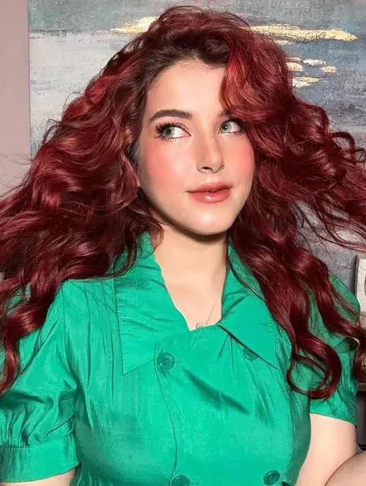 Penampilan Tasya Farasya yang lebih kasual, namun tetap memesona. Rambut panjang merahnya diikal dan dibiarkan tergerai. Mana gaya rambut berwarna ala Tasya Farasya yang jadi favoritmu? Foto: Instagram.