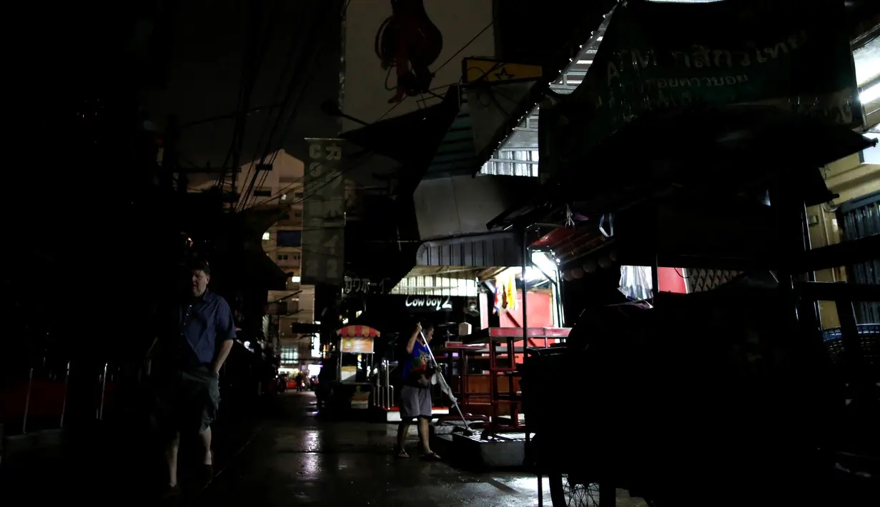 Suasana di sebuah kawasan prostitusi atau red-light district di Bangkok, Thailand, (17/10). Pemerintah Thailand menganjurkan masa berkabung di sejumlah pusat hiburan hingga sebulan ke depan. (REUTERS/Issei Kato)