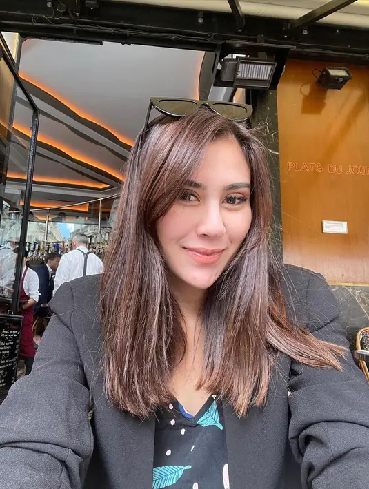Tampilan Syahnaz yang cantik saat liburan. Selfie dengan tampilan rambut lurusnya yang dibiarkan tergerai begitu saja, mengenakan sunglasses yang diletakkan di atas kepala, Syahnaz memperlihatkan wajahnya dengan riasan minim bernuansa kecokelatan. Foto: Instagram.