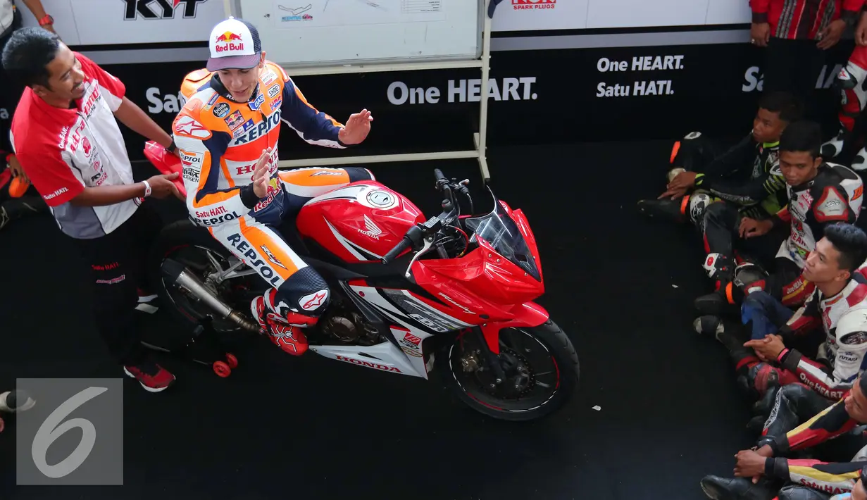 Pembalap tim Repsol Honda, Marc Marquez saat memberikan coaching clinic di Sentul, Jawa Barat, Selasa (25/10). Coaching clinic ini diikuti oleh 16 pembalap muda binaan dari AHM. (Liputan6.com/Angga Yuniar)