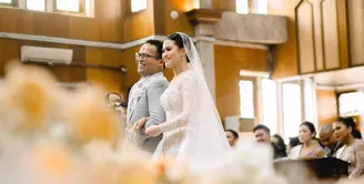 Anak Hotman Paris, Fritz Hutapea telah resmi menikah dengan sang kekasih, Chen Giovani. Di acara ini, baik pengantin, maupun anggota keluarga tampil menawan, termasuk para mama dari kedua belah pihak. [Foto: Instagram/fcgweddings]