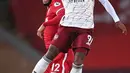 Bek Liverpool, Joe Gomez berebut bola dengan penyerang Arsenal, Alexandre Lacazette pada pekan ketiga Liga Inggris di Anfield, Selasa dinihari WIB (29/9/2020). Tertinggal lebih dulu, Liverpool mampu membungkam Arsenal dengan skor 3-1. (Laurence Griffiths/Pool via AP)