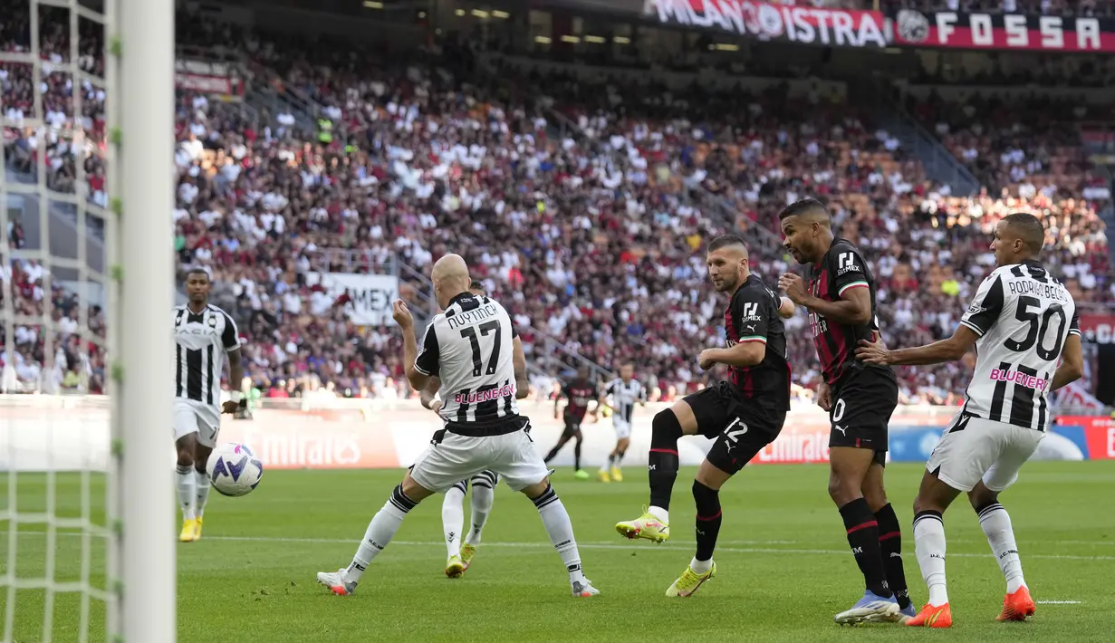 Ante Rebic berhasil membawa AC Milan berbalik unggul 2-1 pada menit ke-15. (AP Photo/Antonio Calanni)