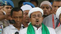 Pimpinan FPI, Muhammad Rizieq Shihab memberi keterangan usai menjalani pemeriksaan di Bareskrim, Jakarta, Rabu (23/11). Pemeriksaan beragendakan melengkapi berkas sebelumnya di tingkat penyelidikan. (Liputan6.com/Immanuel Antonius)