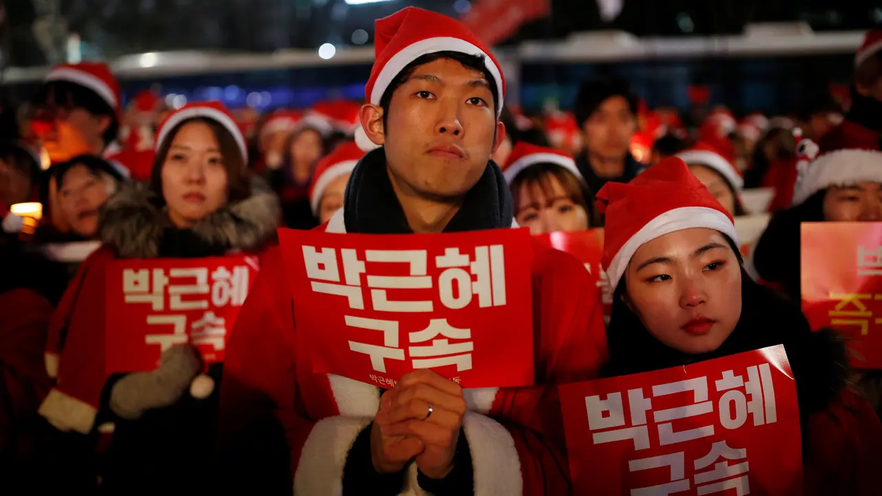Warga berpakaian Santa Klaus ikut mendemo Presiden Korsel Park Park Geun-hye. (Reuters)