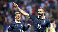 Striker Timnas Prancis, Karim Benzema (kanan) rayakan gol (Reuters/Liputan6.com)