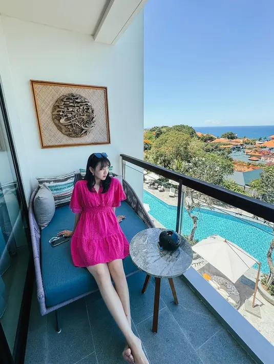 Sedangkan Shanju mengenakan mini dress warna fuschia yang dipadukan sunglasses.