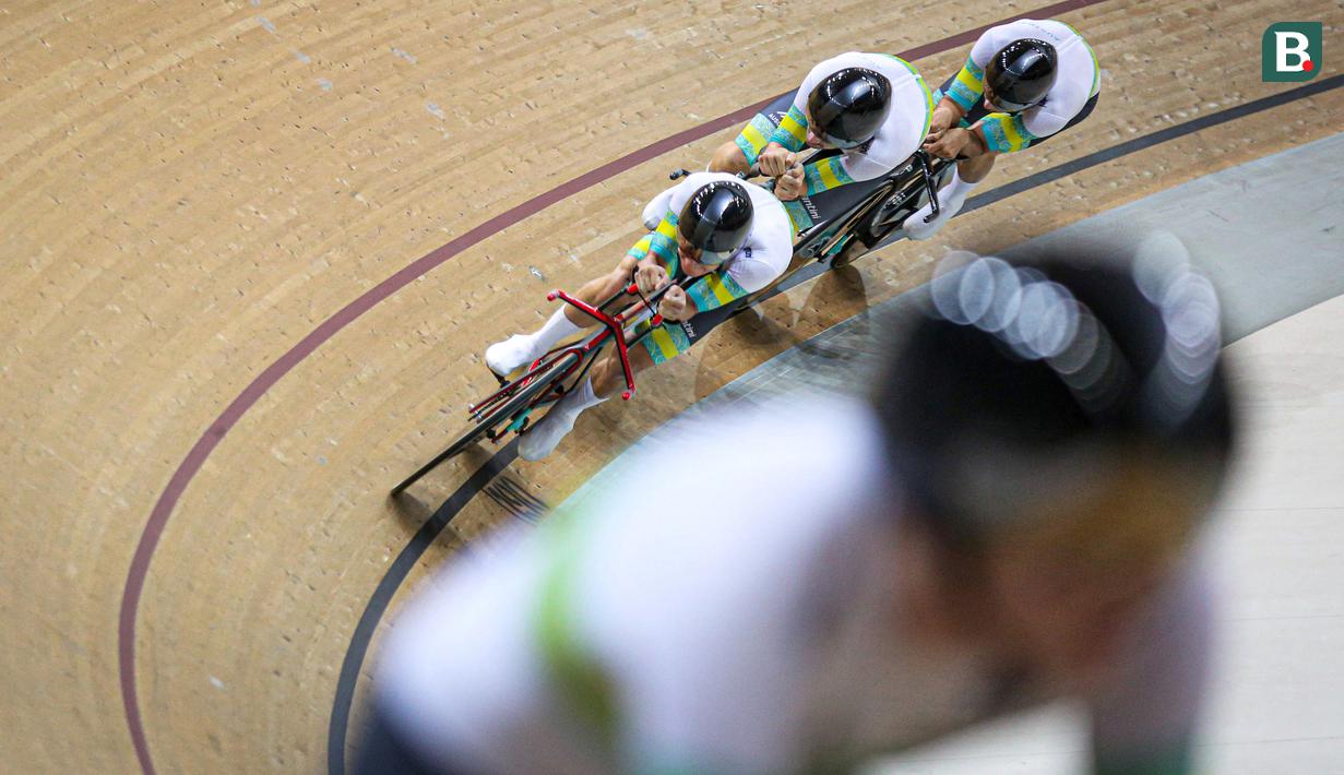 Tim balap sepeda Australia berkompetisi pada nomor team pursuit putra UCI Track Nation Cup 2023 di Jakarta International Velodrome, Rawamangun, Jakarta, Jumat (24/2/2023). (Bola.com/Bagaskara Lazuardi)