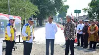 Presiden Jokowi meninjau perbaikan jalan Solo-Gemolong-Purwodadi di Jawa Tengah, Minggu (23/7/2023). Jokowi tampak didampingi Gubernur Jawa Tengah Ganjar Pranowo dan Menteri PUPR Basuki Hadimuljono. (Foto: Laily Rachev - Biro Pers Sekretariat Presiden)