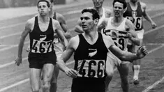 Legenda Atletik dari Selandia Baru, Peter Snell saat melintasi garis finis di Olimpiade Tokyo tahun 1964. Singlet yang dikenakan Peter ini terjual saat lelang dengan harga 100 Ribu Dolar Amerika. (AFP Photo)
