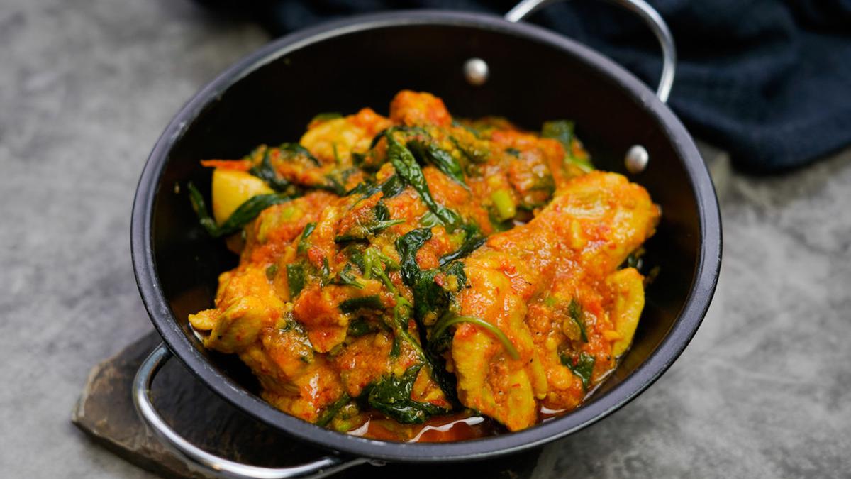 Ayam Woku Belanga Khas Manado: Hidangan tradisional Manado yang pedas dan kaya rempah