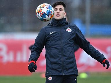 Gelandang RB Salzburg Nicolas Capaldo mengambil bagian dalam sesi latihan di Salzburg, Austria, 15 Februari 2022. RB Salzburg akan menjamu Bayern Munchen pada leg pertama babak 16 besar Liga Champions 2021/2022 di Stadion Red Bull Arena, Kamis (16/2/2022) dini hari WIB. (KERSTIN JOENSSON/AFP)