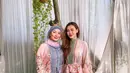 Begitu juga saat Lebaran, Reza tampil dalam balutan gamis floral nuansa pink-biru yang dipadukan hijab selaras.  [@rezaartameviaofficial]