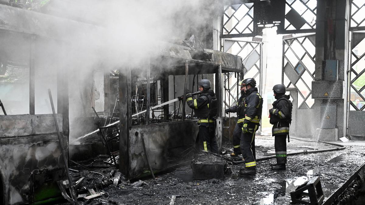 Terkena Hantaman Serangan Udara Rusia, Sebuah Terminal Bus Listrik di Kharkiv Hangus Terbakar