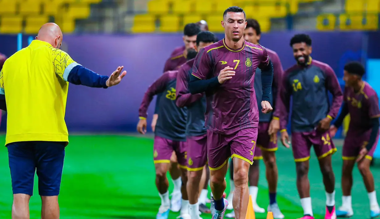 Pemain Al-Nassr, Cristiano Ronaldo, berlari saat sesi latihan jelang menghadapi Al-Adalah pada laga Liga Arab Saudi. Al-Nassr menjalani laga pekan kedua Liga Arab Saudi dengan bertandang ke markas Al-Adalah. (Twitter Al-Nassr )