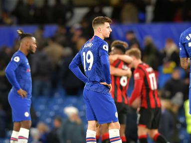 Para pemain Chelsea tampak kecewa usai dibobol Bournemouth pada laga Premier League di Stadion Stamford Bridge, London, Sabtu (14/12). Chelsea kalah 0-1 dari Bournemouth. (AFP/Olly Greenwood)