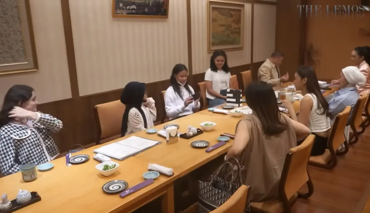 Selain merayakan di sekolah, KD juga menggelar perayaan ulang tahun dengan dinner bersama keluarga dan sahabat  dekat. Perayaan di gelar di salah satu restoran mewah.  [Youtube/The Lemos Family]