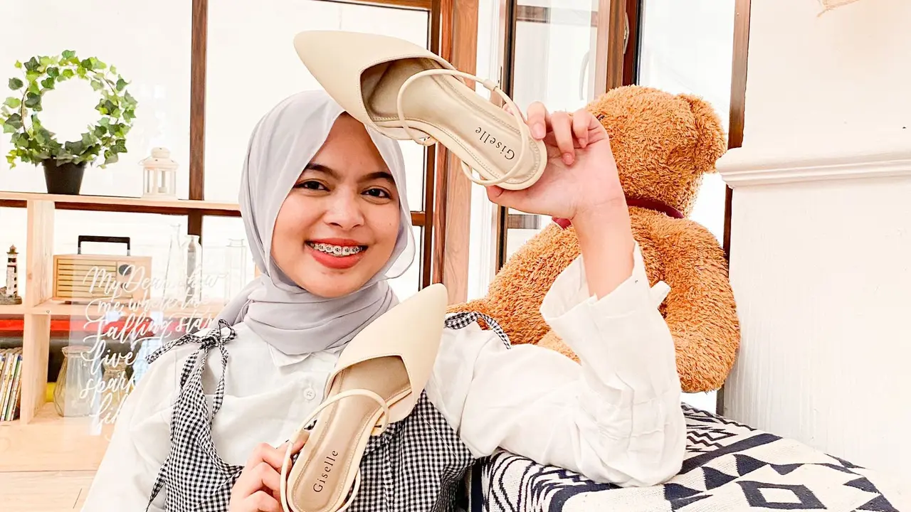 Perempuan bernama Linda memulai bisnis sepatu bersama sang ayah yang diberi nama Giselle Colls.
